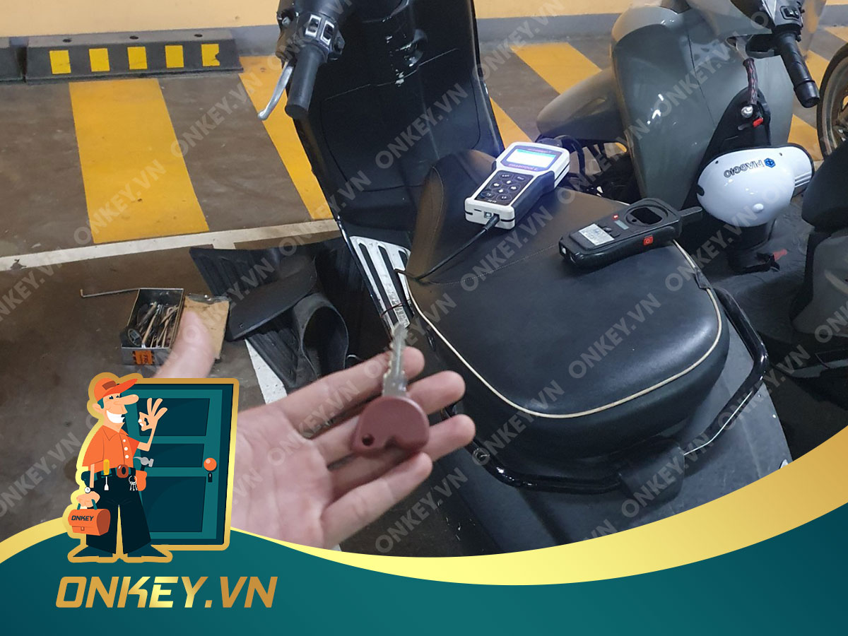 Làm chìa khoá xe Vespa nhanh