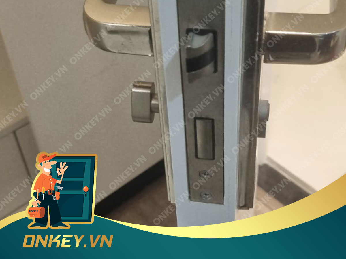 Thợ thay ổ khoá cửa liên hệ 0933.898.890